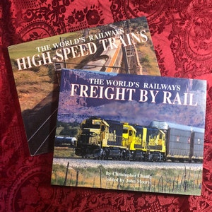 以下が含まれることがあります： 世界の鉄道に関する2冊の本。上の本は「The World's Railways High-Speed Trains」というタイトル。下の本は「The World's Railways Freight by Rail」というタイトルで、表紙には黄色と黒の貨物列車が描かれている。