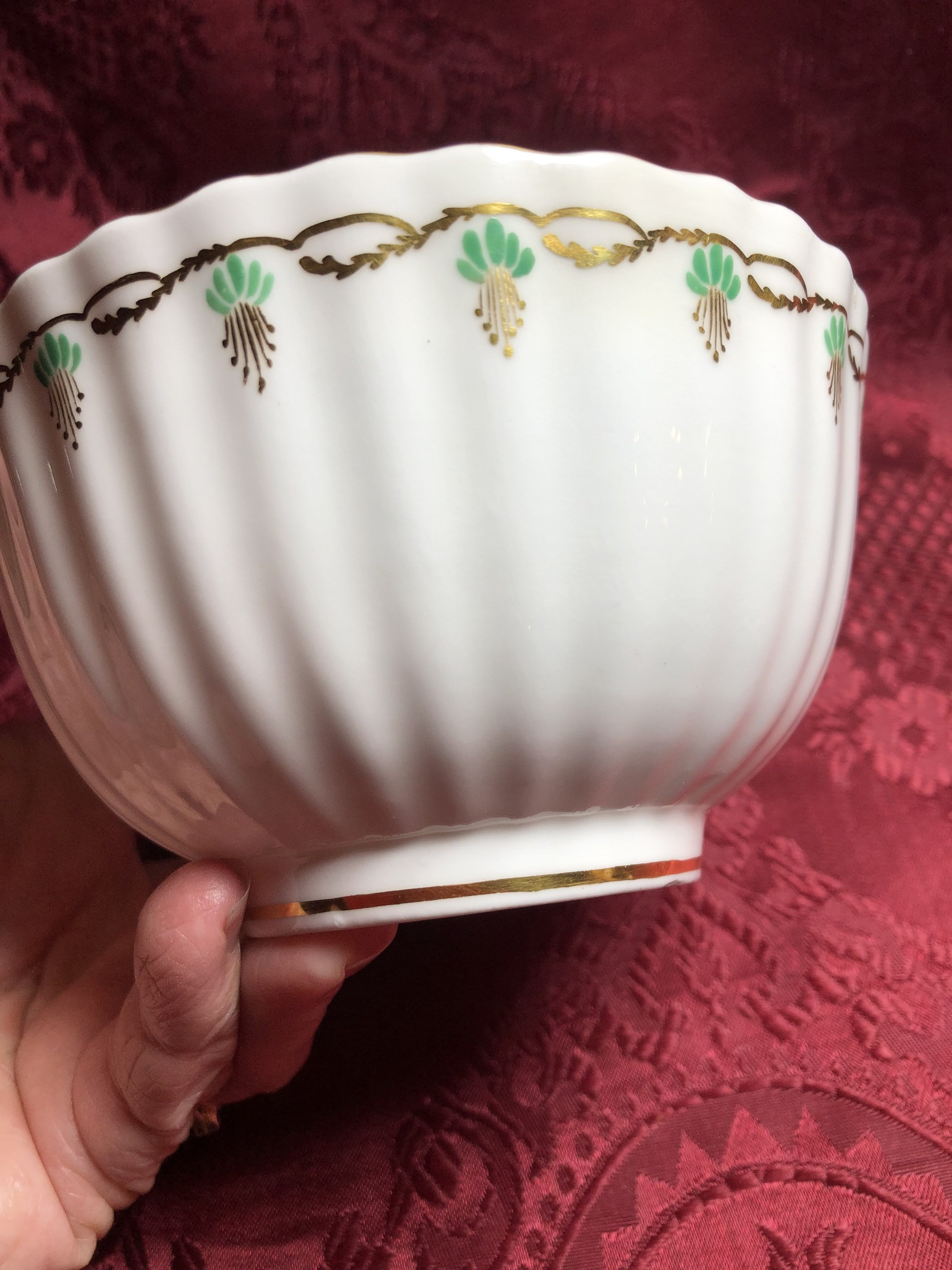 初期の英国製磁器製シュガーボウル、白磁に緑と金色、縦溝のある