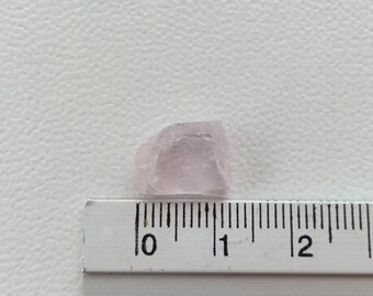 7.98 crt. Kunzite. (Pale) Pink Spodumene. Natural Rough Crystal.