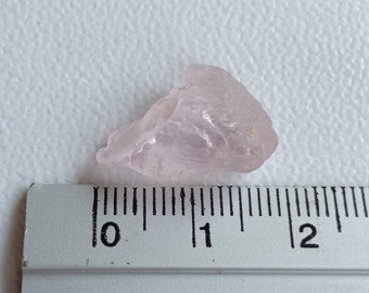 11.32 crt. Kunzite. (Pale) Pink Spodumene. Natural Rough Crystal.