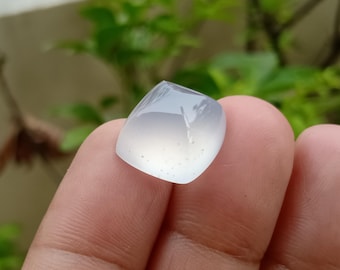 Kg. 13,37 Crt. Leichter blauer Chalcedon. Cabochon, Natur. 13.9x12.68x9.31mmmm.