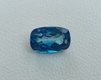 5,87 ct. Topacio natural. Facetado. Color azul Londres. 13,03 x 8,33 x 6,09 mm aproximadamente.