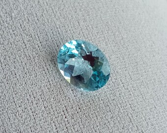 3,07 ct. Topacio azul suizo. Natural. Facetado. 10 x 8,05 x 5,02 mm aproximadamente.