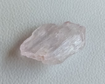 16.59 crt. Kunzite. (Pale) Pink Spodumene. Natural Rough Crystal.