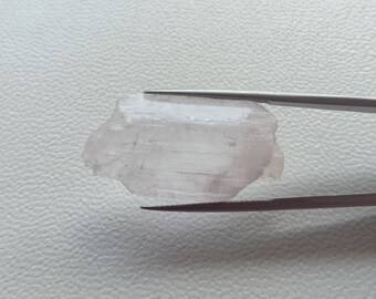 25.52 crt. Kunzite. (Pale) Pink Spodumene. Natural Rough Crystal.