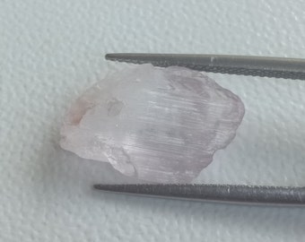 10 crt. Kunzite. (Pale) Pink Spodumene. Natural Rough Crystal.