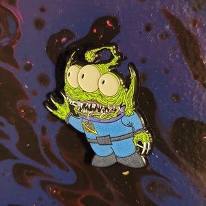 Toy Story Alien 1.5 Inch Glow In The Dark Pin! Disney Horror Jacket Bag Hat Pin