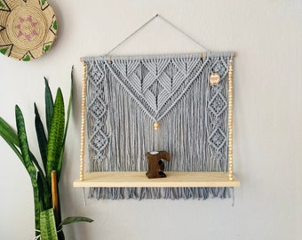 Estantería de macramé decorada con girasoles