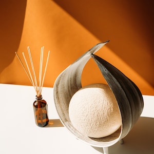 Madeira clara | Abajur de mesa Zen | Feito em Bali | Abajur de cabeceira de madeira | Luminária noturna boho | Luminária decorativa | Budding KIKO
