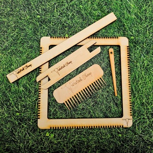 Peut inclure: Kit de tissage en bois avec un peigne, une aiguille et des instructions. Le kit est étiqueté "Twisted Sheep".