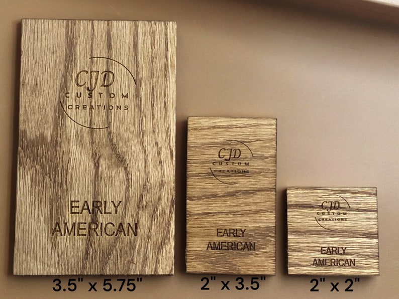 Op de afbeelding: Drie houten borden met de tekst "CJD Custom Creations" en "Early American" in een cirkel. De borden zijn 3,5 inch bij 5,75 inch, 2 inch bij 3,5 inch en 2 inch bij 2 inch.