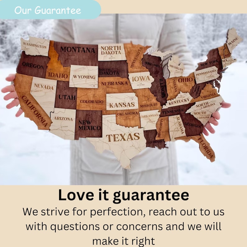 Op de afbeelding: Een houten kaart van de Verenigde Staten met elke staat in een andere kleur omlijnd. De kaart wordt vastgehouden door de handen van een persoon. De tekst "Love it guarantee" staat onder de kaart. De tekst "We strive for perfection, reach out to us with questions or concerns and we will make it right" staat onder de tekst "Love it guarantee".