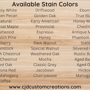 Op de afbeelding: Een lijst met beschikbare beitskleuren voor houtbewerkings projecten. De lijst bevat een verscheidenheid aan kleuren, van licht tot donker, waaronder Simply White, Golden Pecan, Natural, Colonial Maple, Fruitwood, Ipswich Pine, Cherry, Gunstock, English Chestnut, Red Chestnut, Red Oak, Sedona Red, Red Mahogany, Coffee, Driftwood, Golden Oak, Early American, Provincial, Espresso, Honey, Dark Walnut, Special Walnut, Weathered Oak, Mocha, Classic Grey, Jacobean, Cherrywood, Ebony, True Black, Honey Maple, Chestnut, Antique Maple, Phantom Grey, Slate, Silvered Grey, Rustic Beige, Aged Barrel, Aged Oak, Hickory en Mahogany.