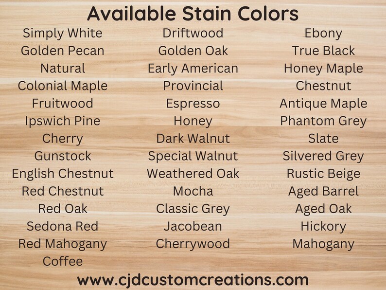 Op de afbeelding: Een lijst met beschikbare beitskleuren voor houtbewerkings projecten. De lijst bevat een verscheidenheid aan kleuren, van licht tot donker, waaronder Simply White, Golden Pecan, Natural, Colonial Maple, Fruitwood, Ipswich Pine, Cherry, Gunstock, English Chestnut, Red Chestnut, Red Oak, Sedona Red, Red Mahogany, Coffee, Driftwood, Golden Oak, Early American, Provincial, Espresso, Honey, Dark Walnut, Special Walnut, Weathered Oak, Mocha, Classic Grey, Jacobean, Cherrywood, Ebony, True Black, Honey Maple, Chestnut, Antique Maple, Phantom Grey, Slate, Silvered Grey, Rustic Beige, Aged Barrel, Aged Oak, Hickory en Mahogany.