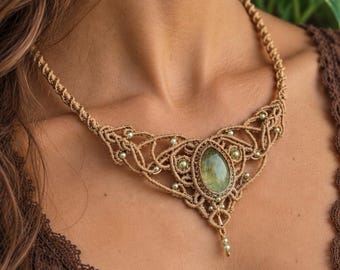 Collar de macramé hecho a mano con cristal de prehnita