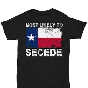 Puede incluir: Camiseta negra con una bandera de Texas desgastada y el texto "Most Likely to Secede" en blanco.
