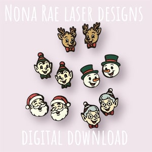 Pode incluir: Uma coleção de recortes de madeira com tema natalino, apresentando renas, elfos, bonecos de neve, Papai Noel e Mamãe Noel. Os recortes são em várias cores e têm um design de desenho animado. O texto "NONA RAE LASER DESIGNS" e "DIGITAL DOWNLOAD" também são visíveis.