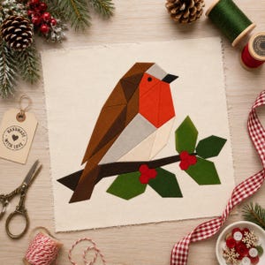 Peut inclure: Un panneau de tissu carré présentant une applique géométrique d'un rouge-gorge perché sur une branche de houx. L'oiseau est composé de segments de tissu marron, orange, gris et crème. La branche de houx a des tiges marron, des feuilles vertes.