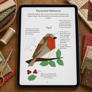 Pode incluir: Um tablet digital exibindo um diagrama de refer&ecirc;ncia de costura para um projeto de aplique de p&aacute;ssaro, cercado por pilhas de tecido com estampa floral, um carretel de linha e tesouras douradas sobre uma superf&iacute;cie de madeira.
