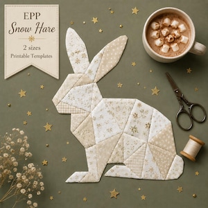 Może przedstawiać: Zając patchworkowy wykonany z różnych trójkątów z tkaniny w kwiaty w kolorze kremowym i beżowym. Tabliczka zawiera napis EPP Snow Hare 2 sizes Printable Templates. Obok znajduje się kubek gorącej czekolady z piankami, metalowe nożyczki, szpulka i złote gwiazdki.