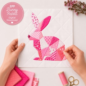 Può includere: Un pannello di tessuto bianco quadrato con un design a coniglio patchwork realizzato con vari tessuti rosa a fantasia. Il testo EPP Bunny Rabbit Digital Download è visibile in un badge circolare rosa nell'angolo in alto a sinistra.