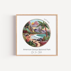 Op de afbeelding: Een ingelijst kunstwerk met een geborduurd cirkelvormig ontwerp van American Samoa National Park. Het kunstwerk toont een strandscène met een palmboom, bergen en de tekst "American Samoa National Park". De tekst "8.257 acres" is ook opgenomen.