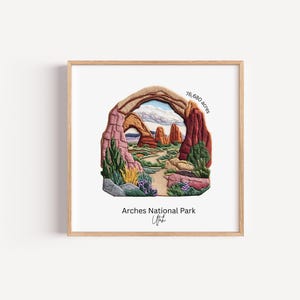 Könnte beinhalten: Ein gerahmtes Kunstwerk mit einer detaillierten Darstellung des Arches National Park in Utah. Das Bild zeigt die berühmten Felsformationen und Bögen des Parks, mit dem Text "Arches National Park Utah" und "76.680 acres". Das Kunstwerk ist in einem Holzrahmen.