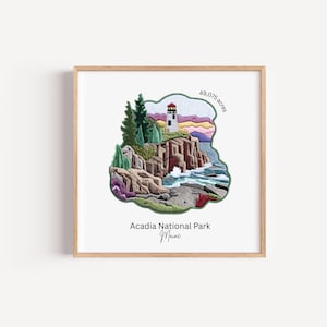 Puede incluir: Ilustración bordada del Parque Nacional Acadia en Maine, con un faro en una costa rocosa. La imagen incluye el texto "Acadia National Park Maine" y "49.075 acres". La obra de arte está enmarcada en un marco de madera clara.