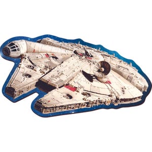 Peut inclure: Une plaque murale découpée en forme du vaisseau spatial Millennium Falcon. Le vaisseau est blanc cassé et gris avec des accents rouges, présentant une antenne radar circulaire, un cockpit sur le côté et des détails mécaniques sur un fond bleu.