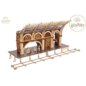 Harry Potter – Andén 9 – Reloj mecánico de madera, kit de modelo 3D, estación de tren, Ugears