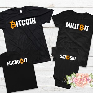 Puede incluir: Cuatro camisetas negras con texto blanco y un símbolo de Bitcoin amarillo. Las camisetas dicen "Bitcoin", "Millibit", "Microbit" y "Satoshi".