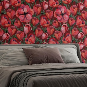 Carta da parati floreale vintage con tulipani, peonie e rose scure, design per bagno e decorazioni murali moderne con fiori.