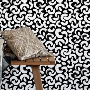 Carta da parati astratta in bianco e nero, design ondulato minimalista per un arredamento moderno e pareti decorative.