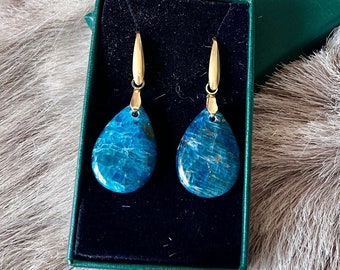 Boucles d’oreilles gouttes dorées en apatite bleue - boucles d’oreilles apatite - boucles d’oreilles pierres naturelles