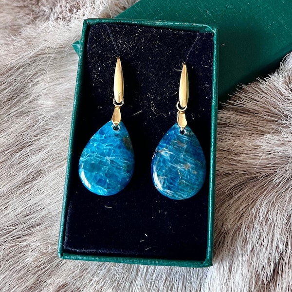 Boucles d’oreilles gouttes dorées en apatite bleue - boucles d’oreilles apatite - boucles d’oreilles pierres naturelles