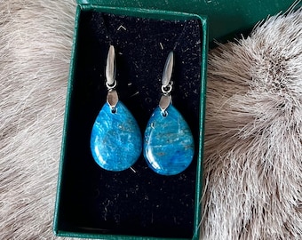 Boucles d’oreilles gouttes argentées en apatite bleue - boucles d’oreilles apatite - boucles d’oreilles pierres naturelles