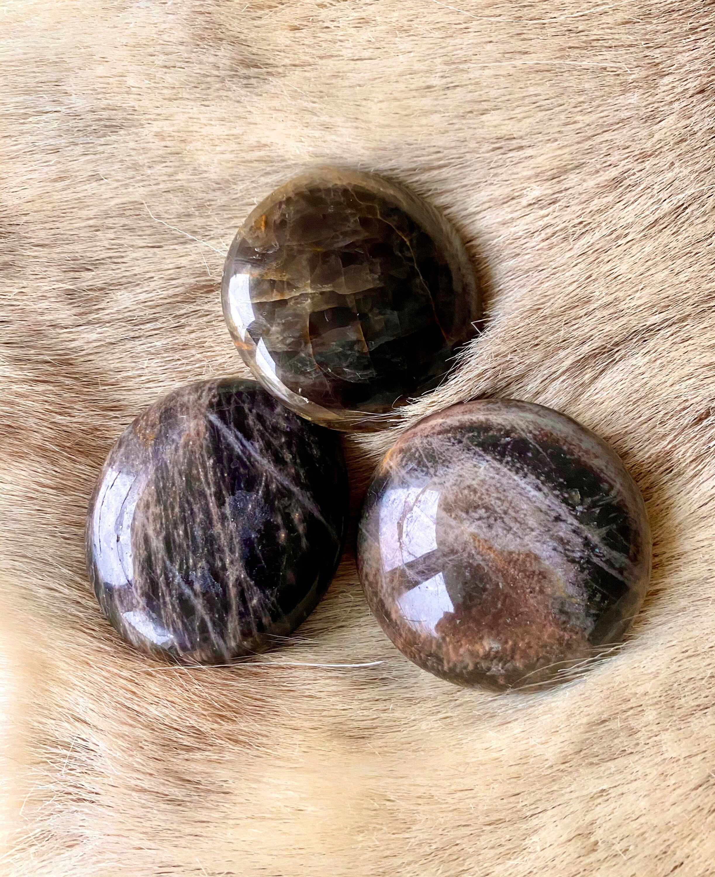 Galet en Pierre de Lune Noire/Black Moon Stone Pebble