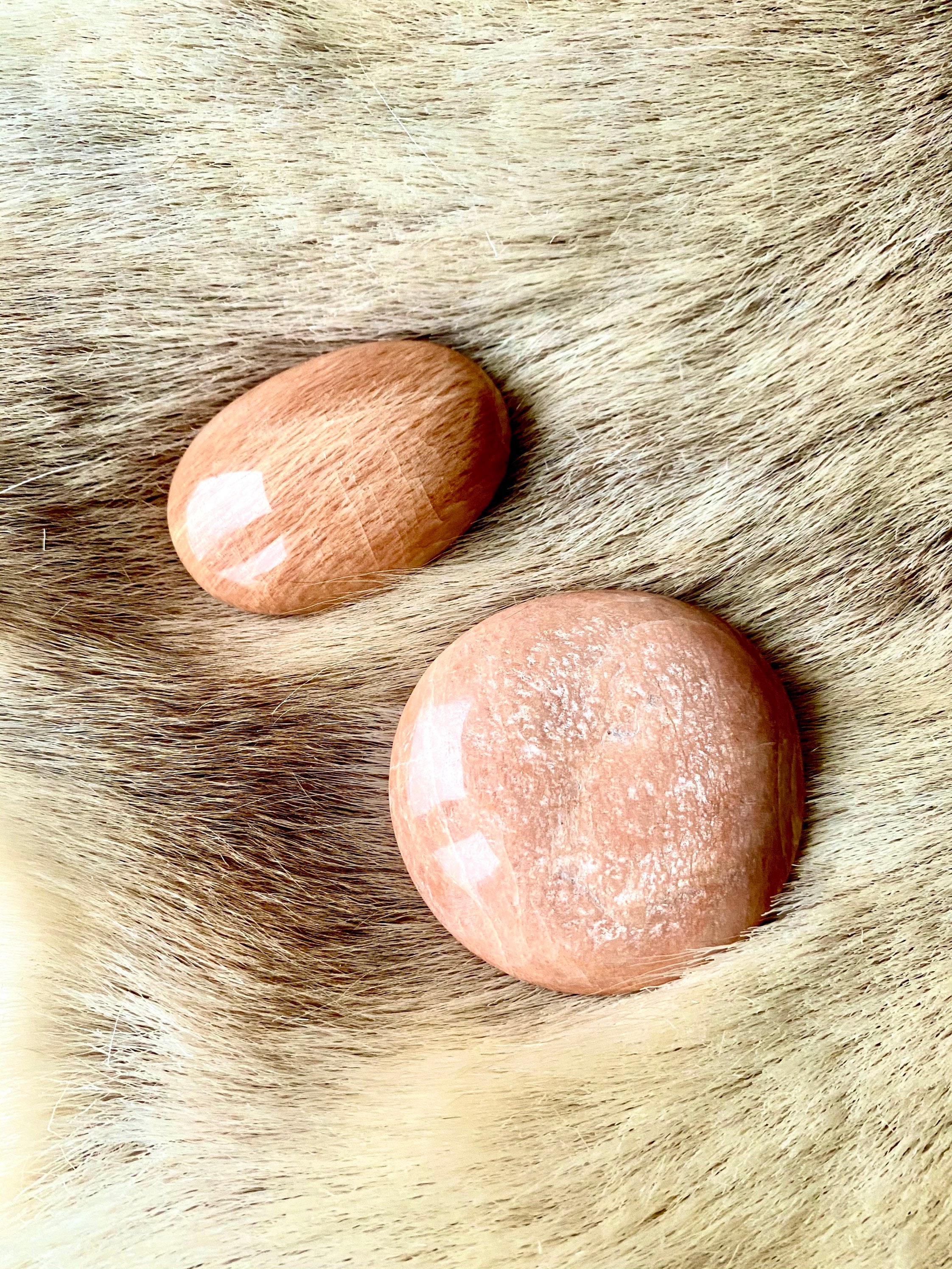 Galet en Pierre de Lune Orangée | Microcline/Orange Moonstone Peble