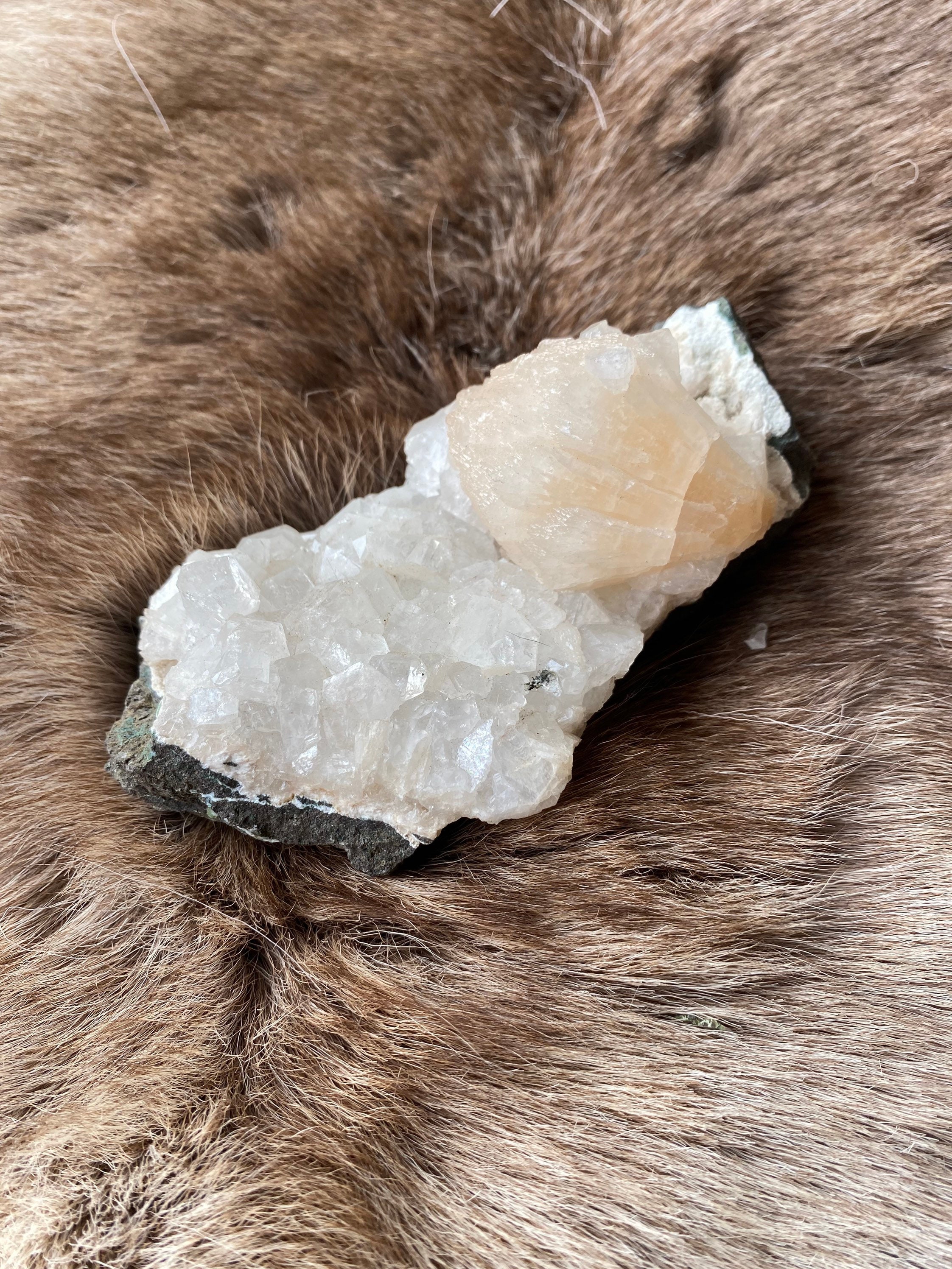Calcite et Quartz Apophyllite sur Matrice