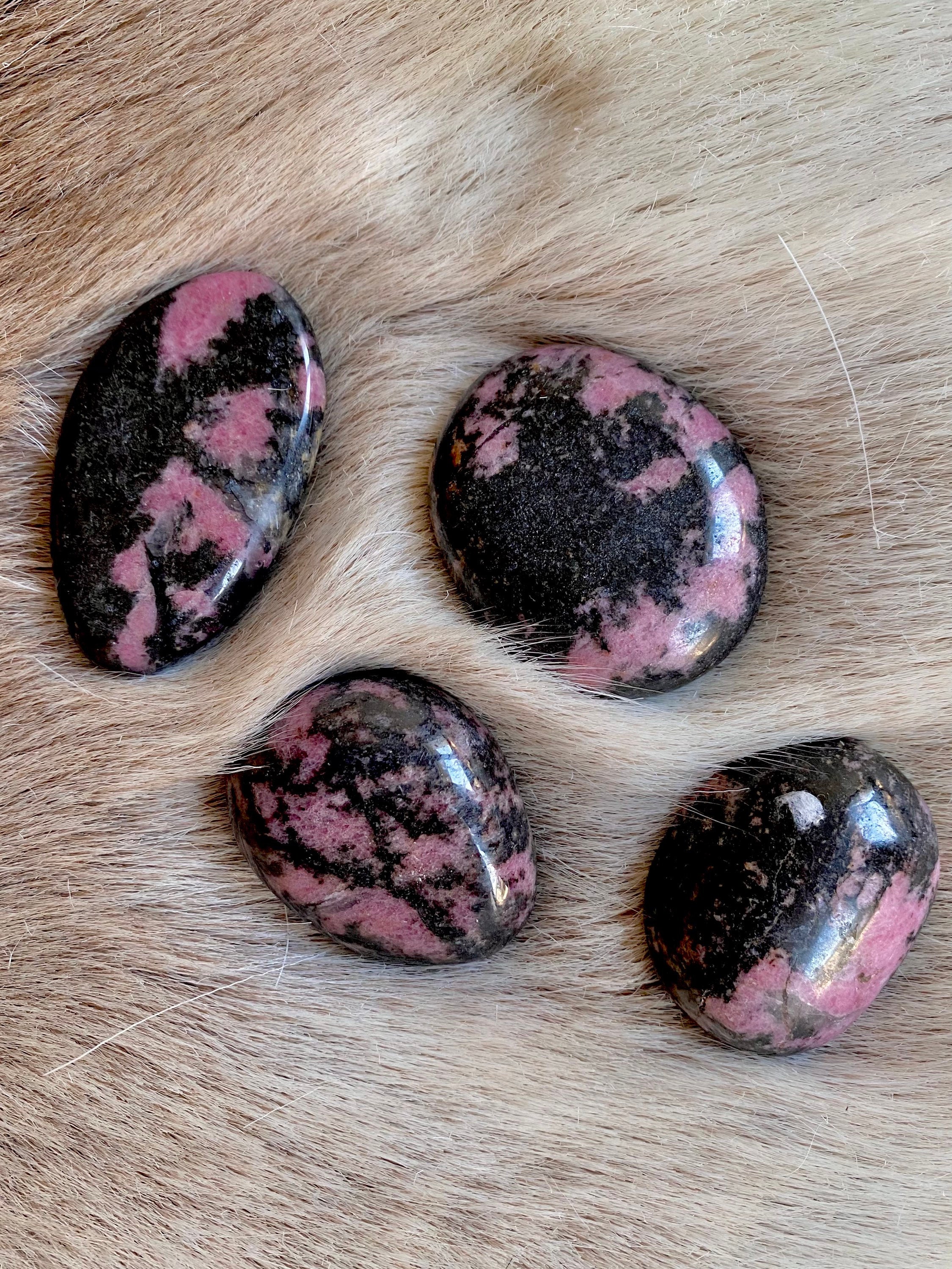 Galet en Rhodonite