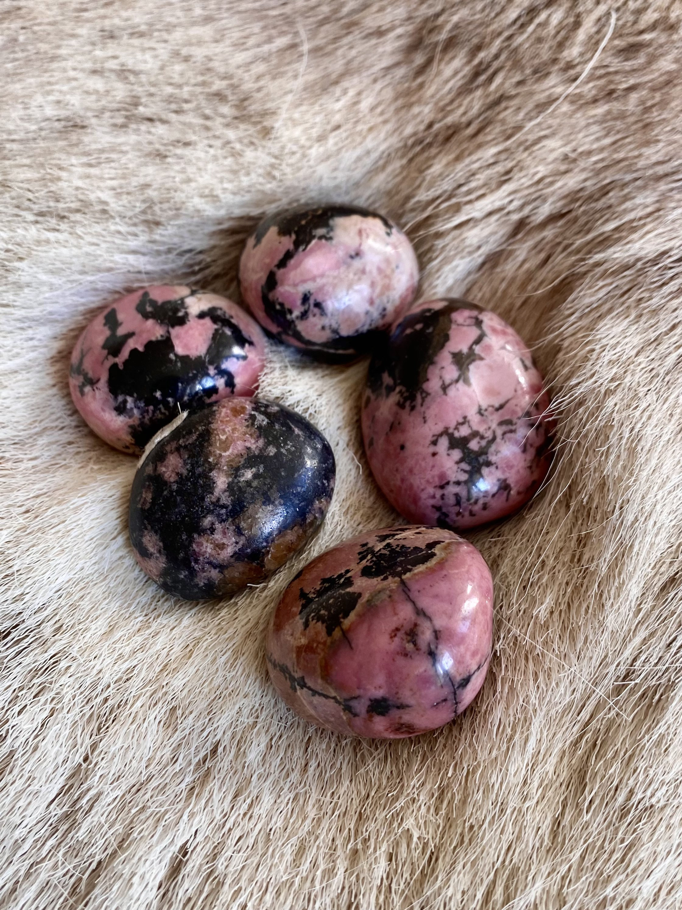 Rhodonite - Pierre Roulée