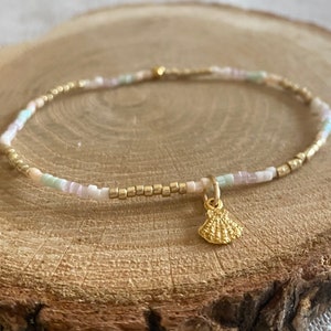 Elastic bracelet in Miyuki pearls composed of a gold-plated pendant