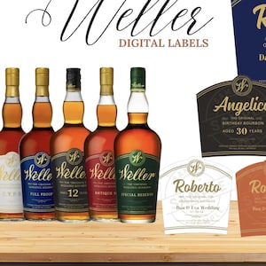 Pode incluir: Seis garrafas de uísque bourbon Weller com diferentes rótulos, incluindo "Weller Special Reserve", "Weller Antique", "Weller 12", "Weller Full Proof" e "Weller CYRP". As garrafas estão dispostas em uma fileira sobre uma superfície de madeira. Há também vários rótulos com diferentes nomes e ocasiões, como "Roberto", "Angelico", "Pai" e "David".
