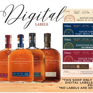 Può includere: Quattro bottiglie di whisky bourbon Woodford Reserve con etichette. Le bottiglie sono disposte in fila su una superficie di legno. Le etichette sono per una festa di compleanno e un matrimonio. Le etichette includono il testo "Kaylee Farry", "Single Barrel Bourbon", "Johnathan Harriet", "Groomsmans" e "Buon compleanno".