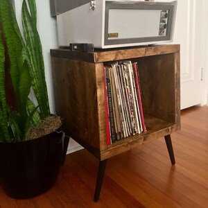 Soporte para álbumes de discos de pino moderno de mediados de siglo: mesita de noche auxiliar