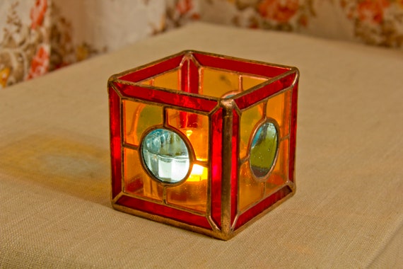Schlichtes und aufgeräumtes buntes Tiffany Windlicht, Buntglas, Kerzenständer, Wohndekor