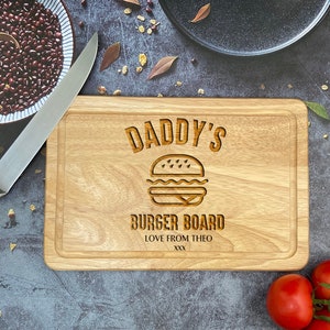 Daddy&#39;s Burger Board: Engraved Hevea Wood Cutting Board