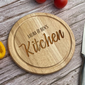 Petite planche à découper ronde, planche à découper pour jeunes mariés, planche à découper gravée, planche à découper cadeau de pendaison de crémaillère, cadeau d&#39;anniversaire ou de mariage