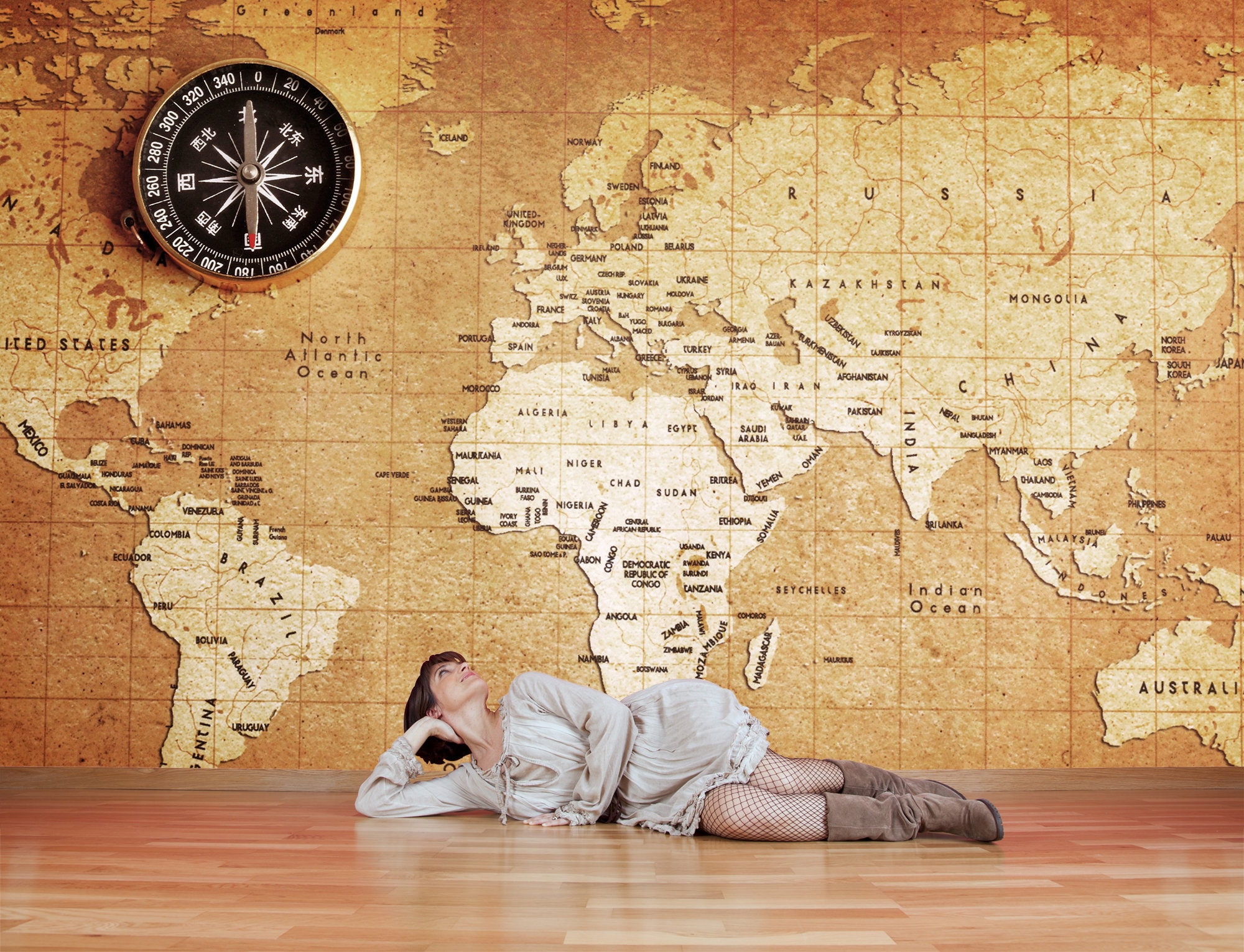 World Map Wallpaper on Vintage Paper Wereldkaart Behang Op