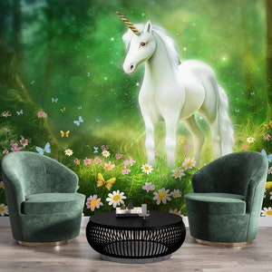 Foresta incantata: carta da parati con unicorno nella foresta magica/arredamento per la camera dei bambini